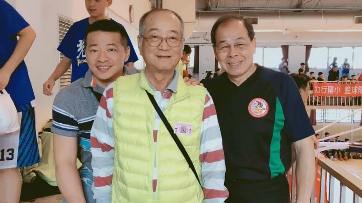 縱橫賽場30餘年的陳傳仁(右),在今年回鍋擔任SBL裁判長。(中華民國少年籃球發展協會提供)