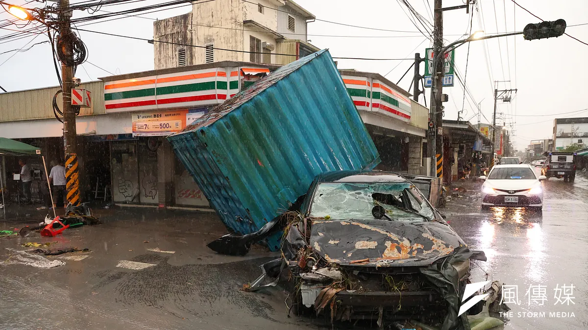 花蓮縣馬太鞍溪上游堰塞湖於9月23日下午2時50分發生大規模溢流,大量洪水挾帶泥沙猛灌下游,造成光復鄉嚴重洪災。(資料照/顏麟宇攝) 花蓮縣馬太鞍溪上游堰塞湖於9月23日下午2時50分發生大規模溢流,大量洪水挾帶泥沙猛灌下游,造成光復鄉嚴重洪災。(資料照/顏麟宇攝)