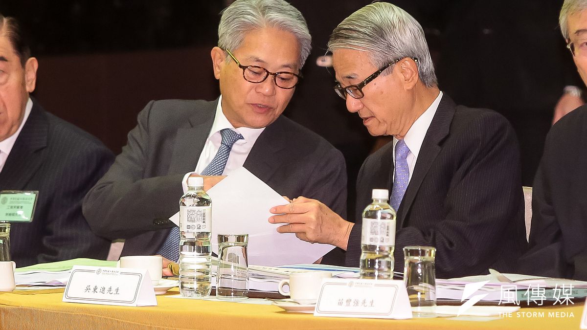 台新金與新光金合併與否再次掀起話題。圖為吳東進、吳東亮兄弟(資料照,顏麟宇攝) 台新金與新光金合併與否再次掀起話題。圖為吳東進、吳東亮兄弟(資料照,顏麟宇攝)