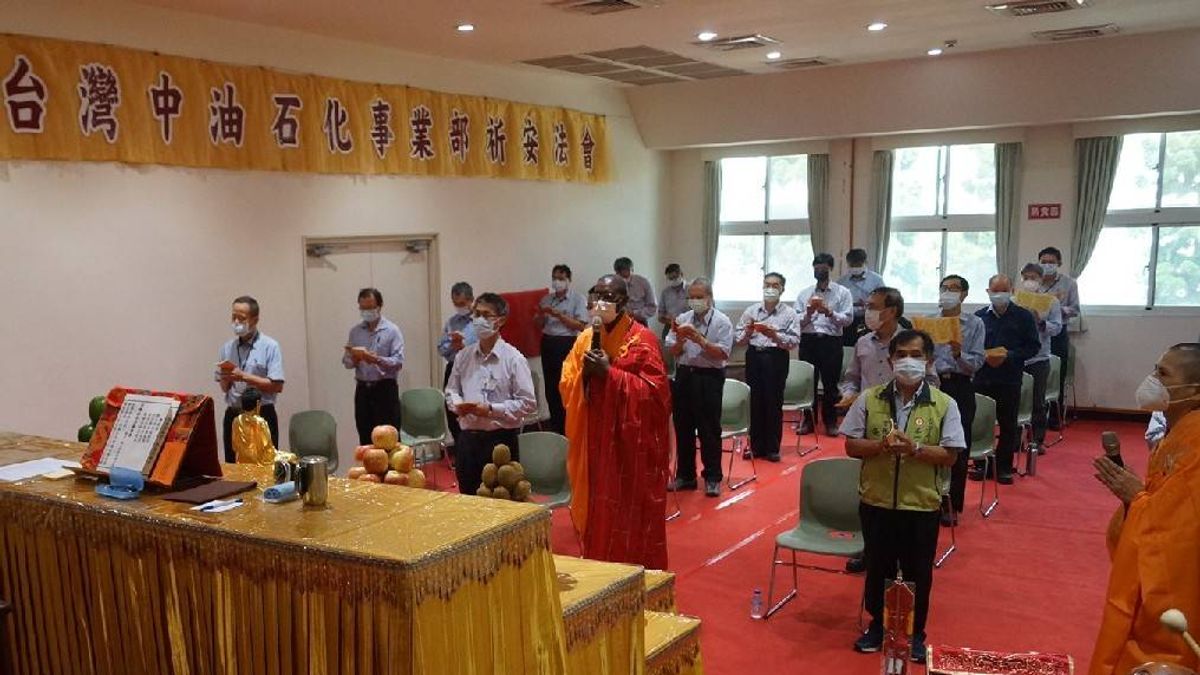 法會由執行長陳國棟、副執行長陳正文、廠長何信杰、工會代表參加,在佛光山寺法師的引領下,虔誠持誦大悲咒及阿彌陀佛經虔誠敬拜,焚香頂禮,功德圓滿。(圖/台灣中油公司提供) 法會由執行長陳國棟、副執行長陳正文、廠長何信杰、工會代表參加,在佛光山寺法師的引領下,虔誠持誦大悲咒及阿彌陀佛經虔誠敬拜,焚香頂禮,功德圓滿。(圖/台灣中油公司提供)