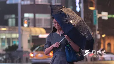 颱風瑪莉亞來襲,晚間風雨愈漸加驟。(顏麟宇攝)