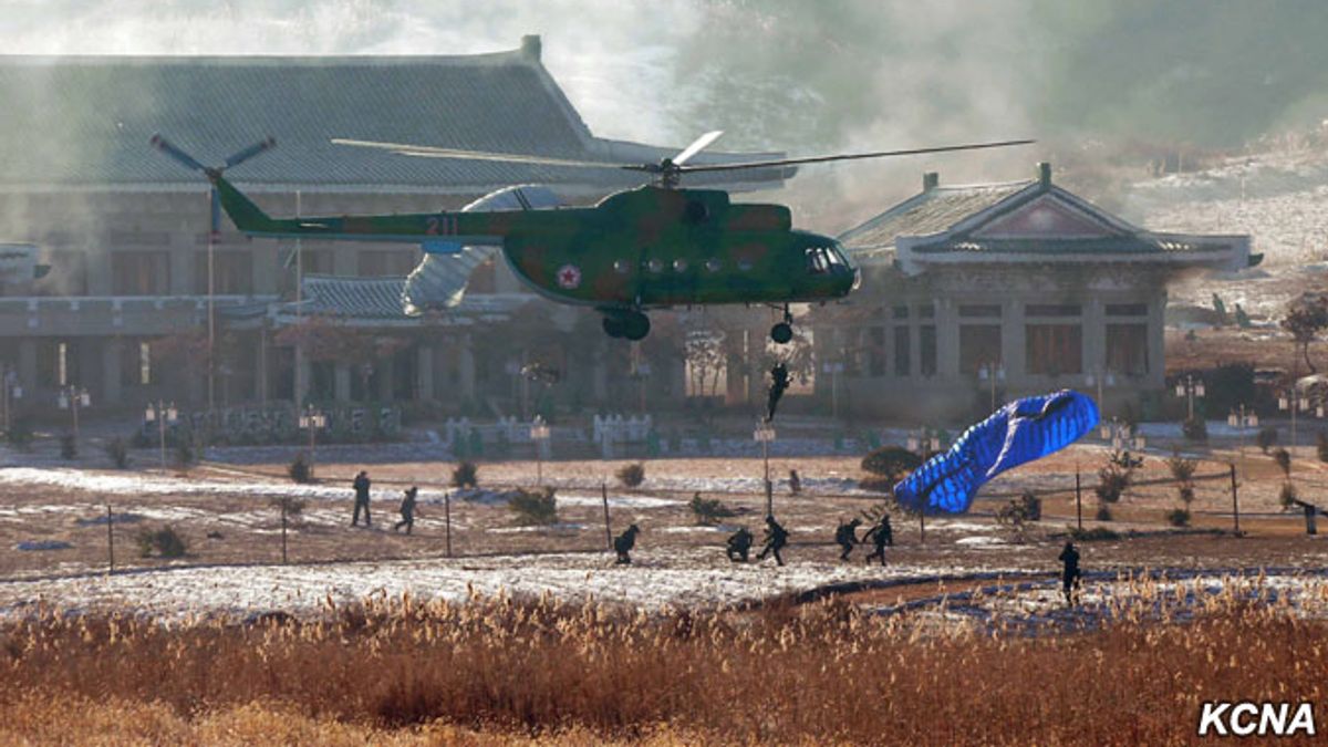 北韓最高領導人金正恩視察一場以南韓總統府青瓦台為攻擊目標的演習(朝中社) 北韓最高領導人金正恩視察一場以南韓總統府青瓦台為攻擊目標的演習(朝中社)