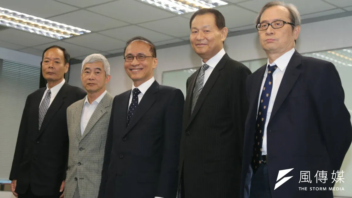 準行政院長林全28日表示,他期待未來內閣能追上社會進步的腳步,為社會大眾解決問題。左起為李仲威、賀陳旦、林全、李翔宙、謝曉星。(陳明仁攝)