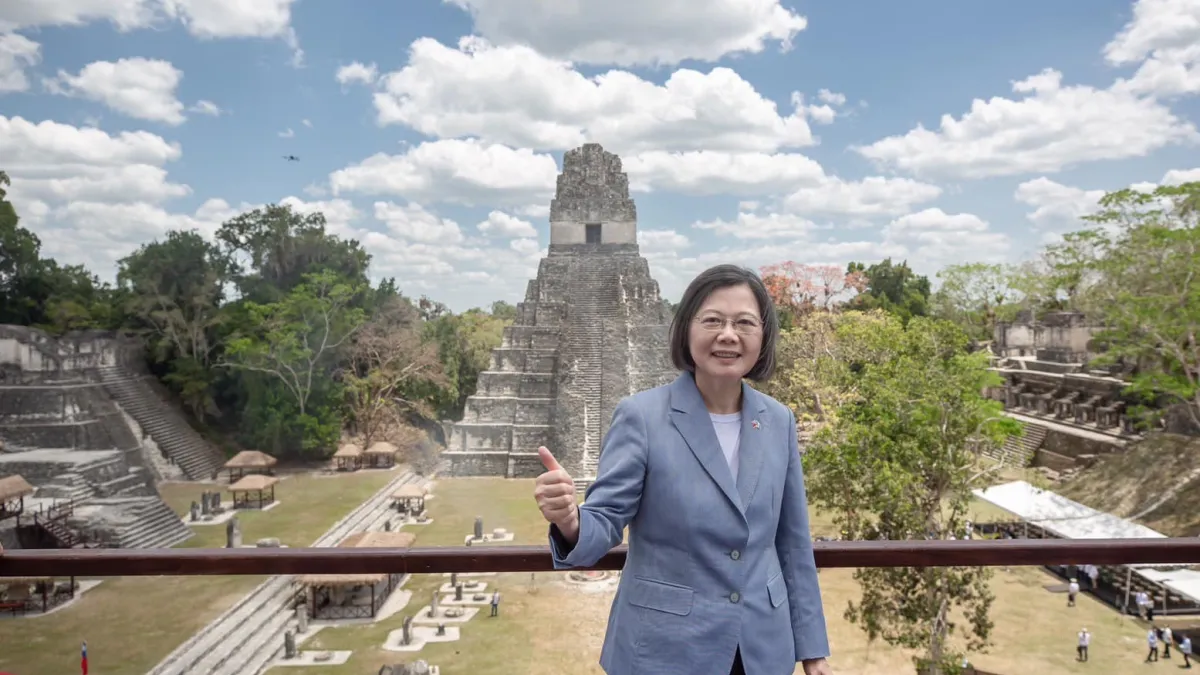 總統蔡英文2日上午前往瓜地馬拉蒂卡爾(Tikal)國家公園參訪。(取自蔡英文臉書)