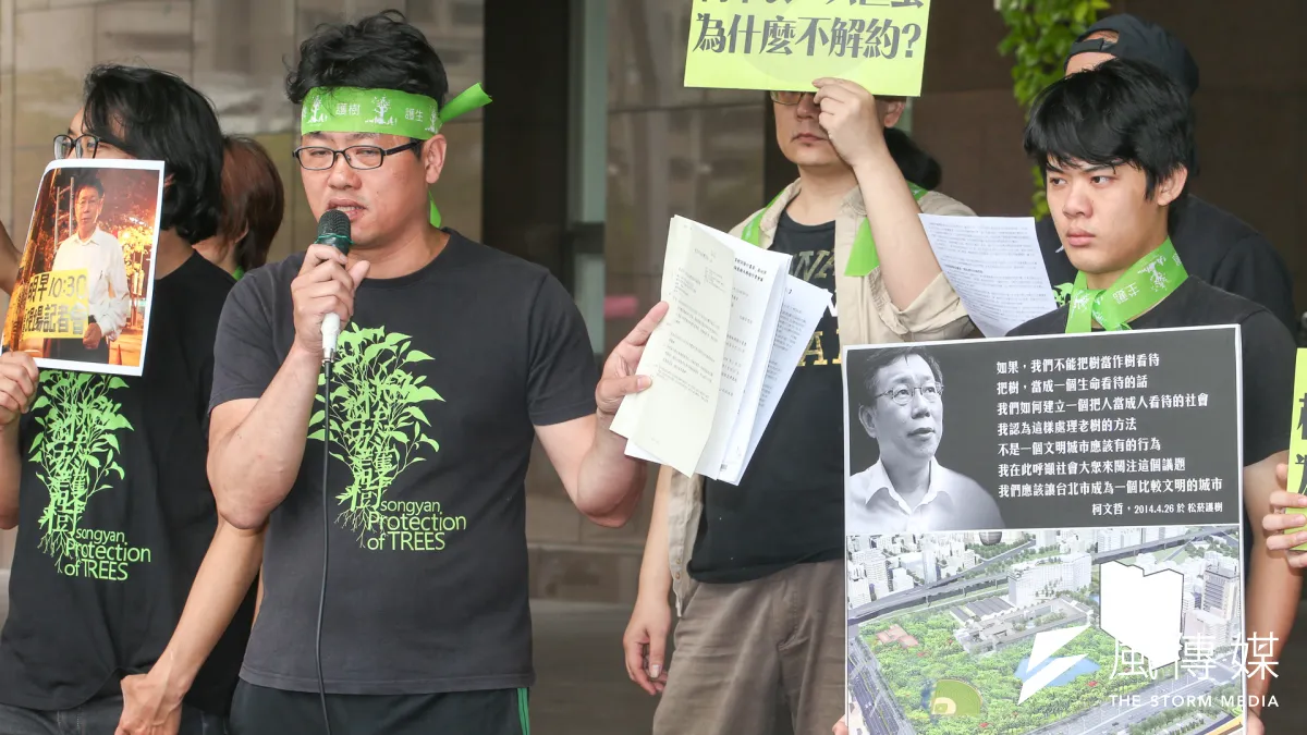 北市府拍板將移除大巨蛋周圍路樹,更找來5名警察共同開會,對於警察隨時可能出馬,松菸護樹志工團政策組組長游藝直言,近期已準備好重回守夜帳篷,並向柯文哲喊話,「要抬就來抬!」(資料照,陳明仁攝)