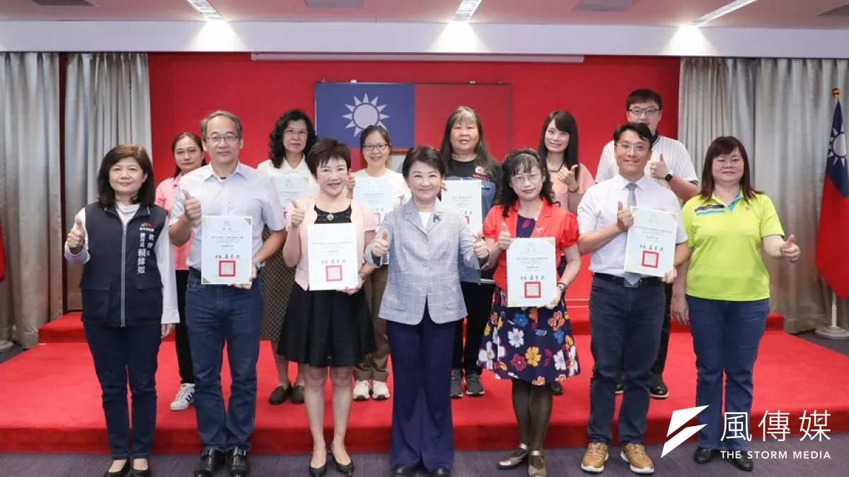 台中市長盧秀燕在市政會議中表揚獲得「閱讀推手團體獎」學校及「閱讀推手個人獎」老師。(圖片提供/台中市政府)