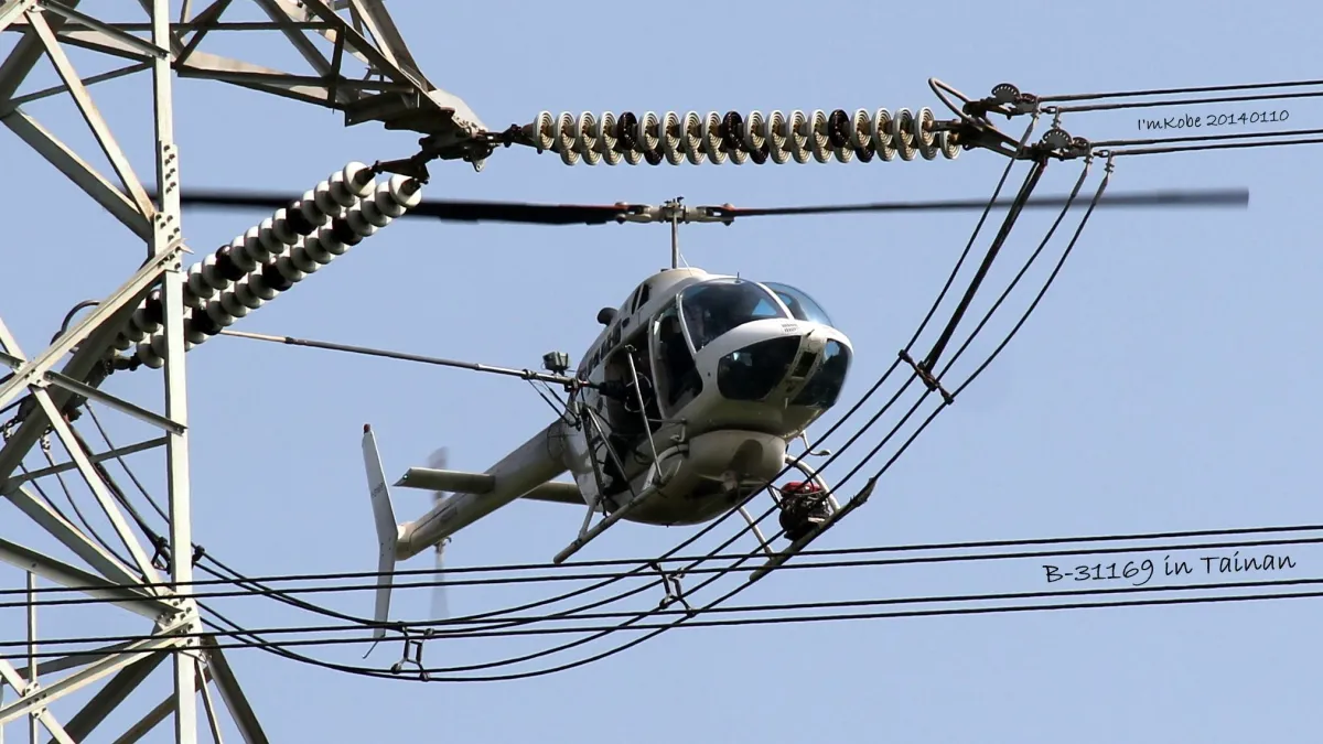 承包台電的電塔礙子清洗的凌天航空直升機22日於新北市太山區驚傳墜落意外,2名駕駛救出時已無呼吸心跳,現正分送醫院急救。(取自凌天航空臉書)