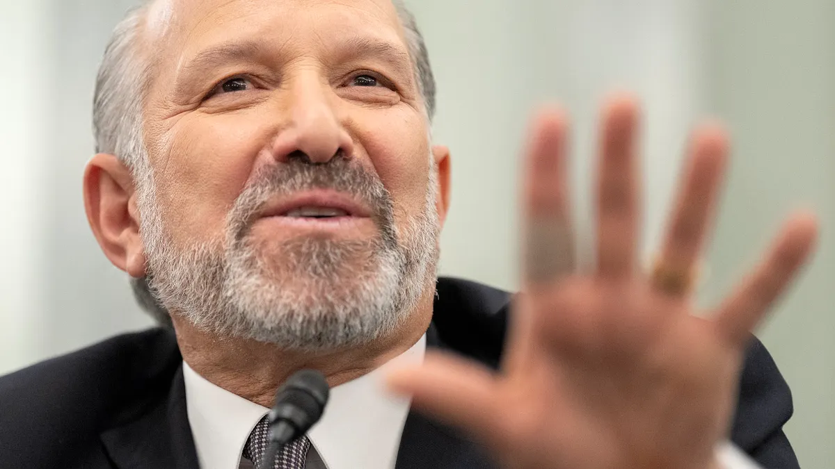 美國商務部長盧特尼克4日受訪表示,台灣會訓練美國勞工,不諱言表示最終目標是「將供應鏈轉移到美國」。(資料照,美聯社) 美國商務部長盧特尼克4日受訪表示,台灣會訓練美國勞工,不諱言表示最終目標是「將供應鏈轉移到美國」。(資料照,美聯社)