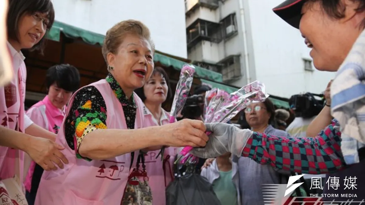 台北市長參選人柯文哲媽媽何瑞美永春市場拜票。(余志偉攝)