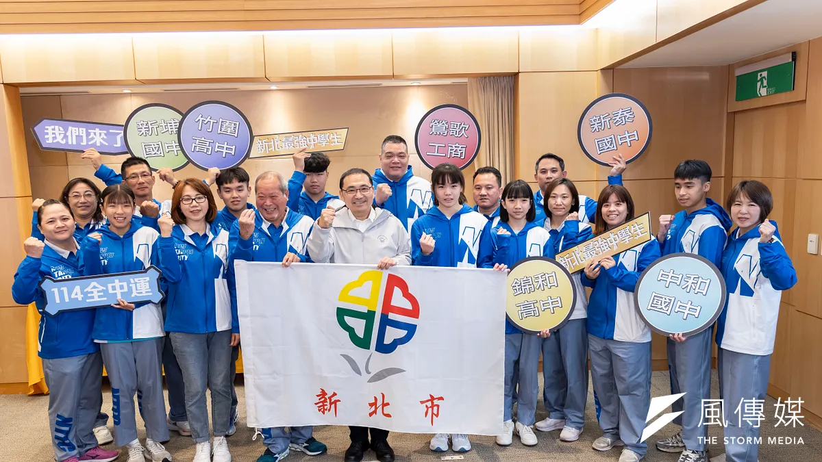 市長侯友宜授旗同時勉勵各代表隊選手勇於無止境挑戰自我,再創個人佳績。(圖/李梅瑛攝) 市長侯友宜授旗同時勉勵各代表隊選手勇於無止境挑戰自我,再創個人佳績。(圖/李梅瑛攝)