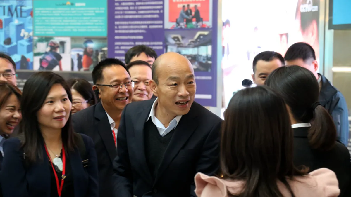 高雄市長韓國瑜28日結束大陸城市交流行程將返高雄,獨派人士批評他此行未報備就會晤多位中國官員是在「賣台」,醞釀接機抗議,不過有韓粉串連持國旗要為韓國瑜加油。(中國台灣網)