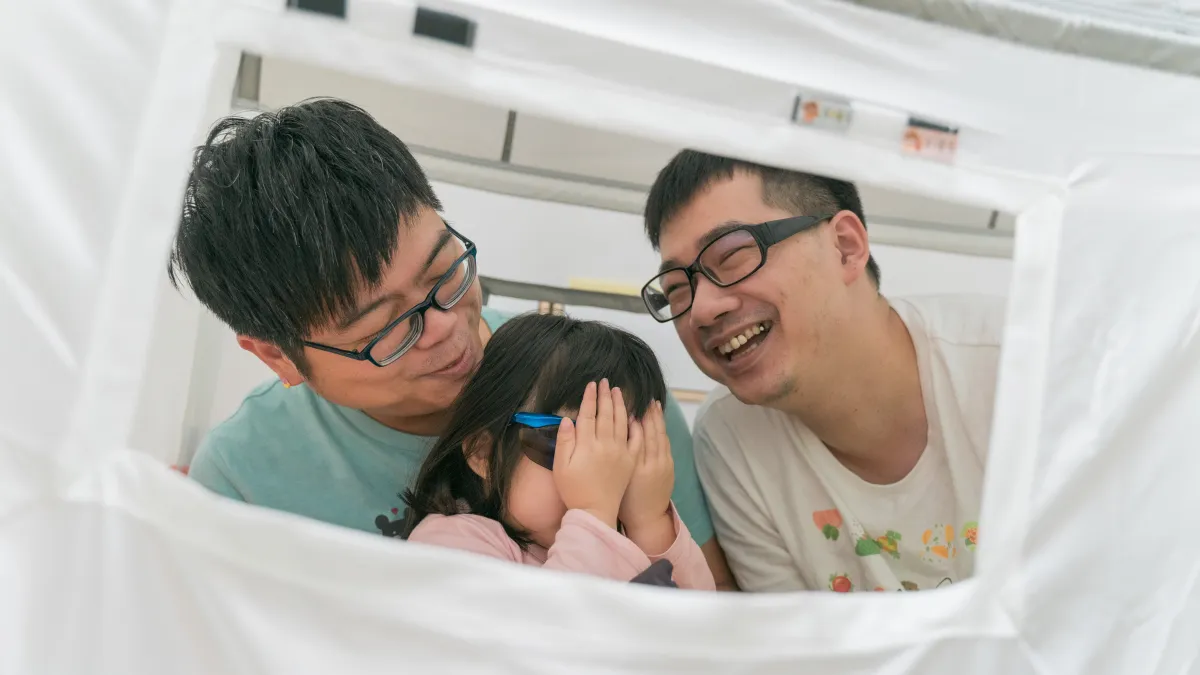 王振圍(左)、陳俊儒(右)與女兒肉肉。(唐佐欣攝)