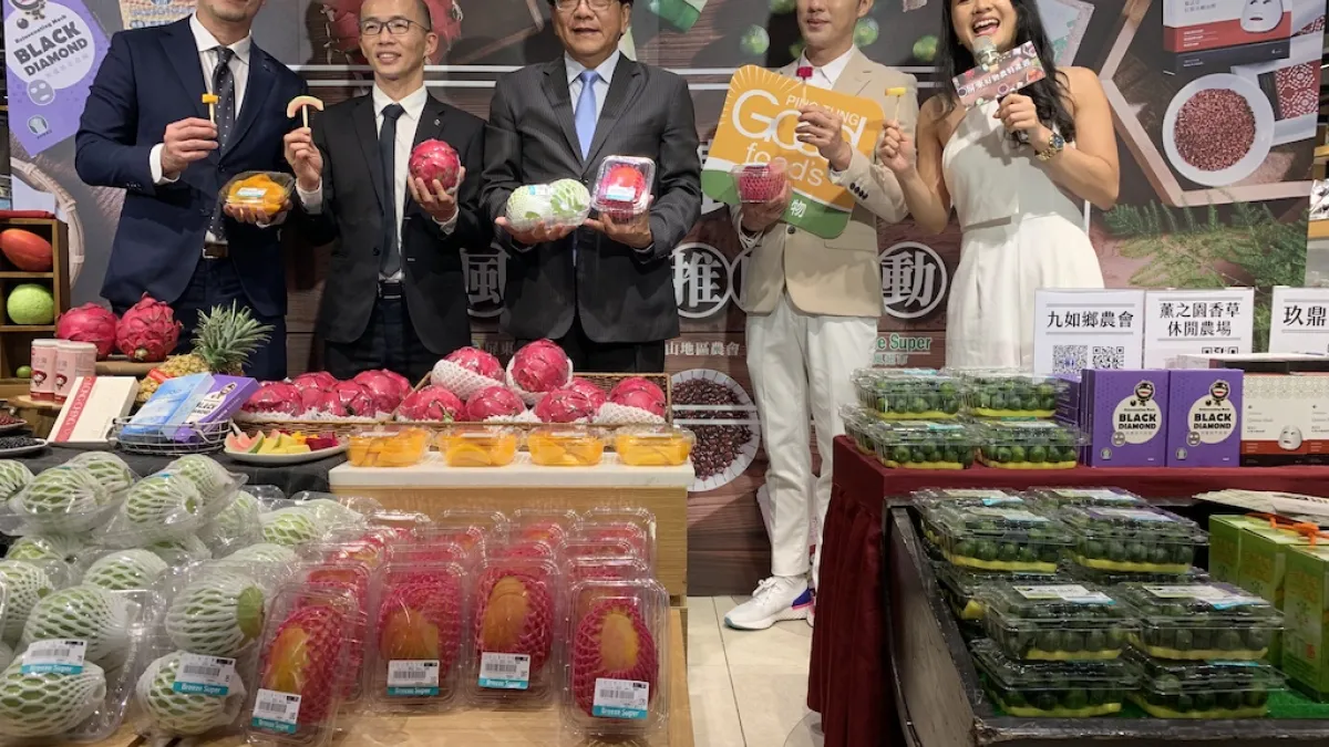 屏東縣政府和微風超市合作,上架屏東縣多種優質農產品與加工品,並在微風廣場舉辦「屏東好物農特產週」記者會。(圖/屏東縣政府提供)