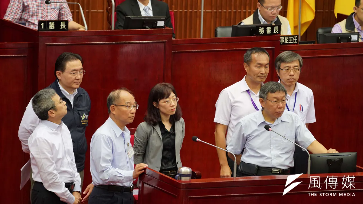 台北市政府秘書長張哲揚、法務局長袁秀慧、體育局長李再立、環保局長劉銘龍、大巨蛋籌備處長陳世浩等人被請上台,詢問是否願意接受測謊。(盧逸峰攝) 台北市政府秘書長張哲揚、法務局長袁秀慧、體育局長李再立、環保局長劉銘龍、大巨蛋籌備處長陳世浩等人被請上台,詢問是否願意接受測謊。(盧逸峰攝)