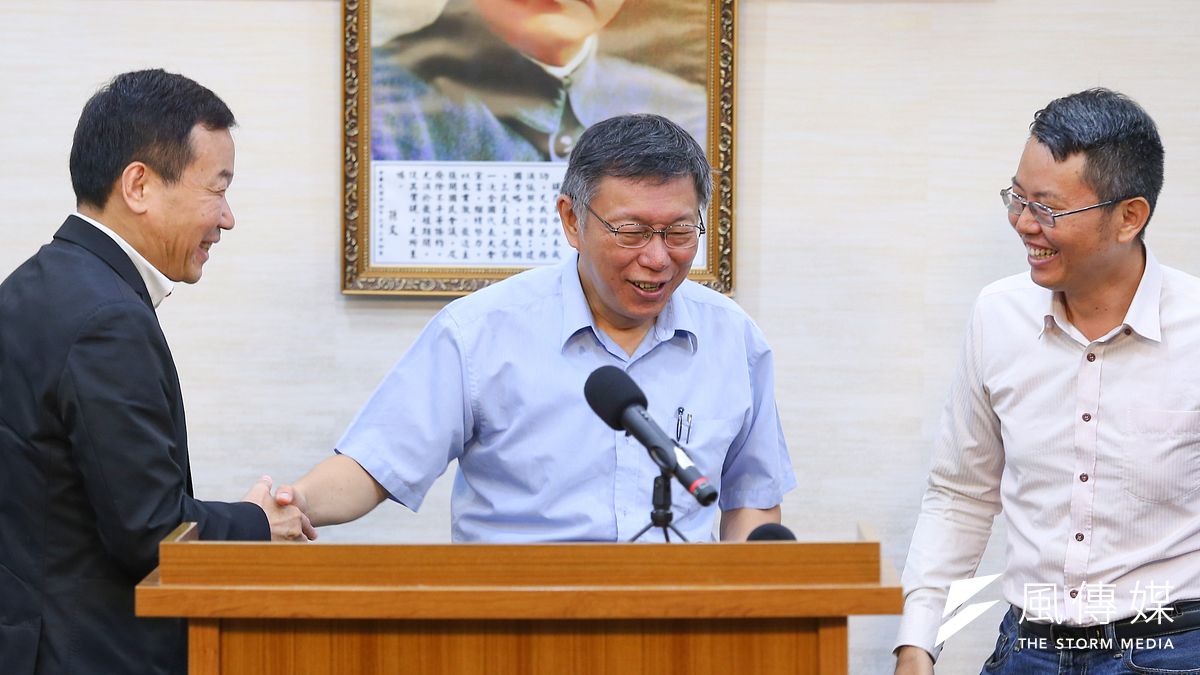 台北市長柯文哲(中)6日舉行「台灣民眾黨」創黨大會,時代力量針對組黨願景提出質疑。圖為柯文哲1日宣布組黨,台北市議員鍾小平(左)、徐立信也出席支持(右)。(顏麟宇攝) 台北市長柯文哲(中)6日舉行「台灣民眾黨」創黨大會,時代力量針對組黨願景提出質疑。圖為柯文哲1日宣布組黨,台北市議員鍾小平(左)、徐立信也出席支持(右)。(顏麟宇攝)