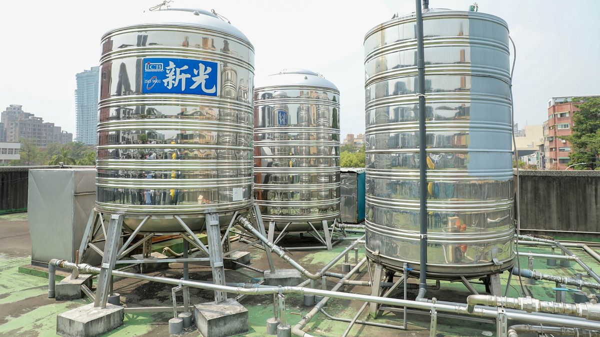 因應水情嚴峻。台中市設有廚房供應午餐的學校預備儲蓄水設備-向上國中已加裝水塔增加儲水量。(圖/台中市政府提供) 因應水情嚴峻。台中市設有廚房供應午餐的學校預備儲蓄水設備-向上國中已加裝水塔增加儲水量。(圖/台中市政府提供)