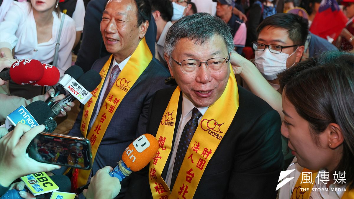 民眾黨總統參選人柯文哲(中)、總統擬參選人郭台銘(左)。(資料照,顏麟宇攝) 民眾黨總統參選人柯文哲(中)、總統擬參選人郭台銘(左)。(資料照,顏麟宇攝)