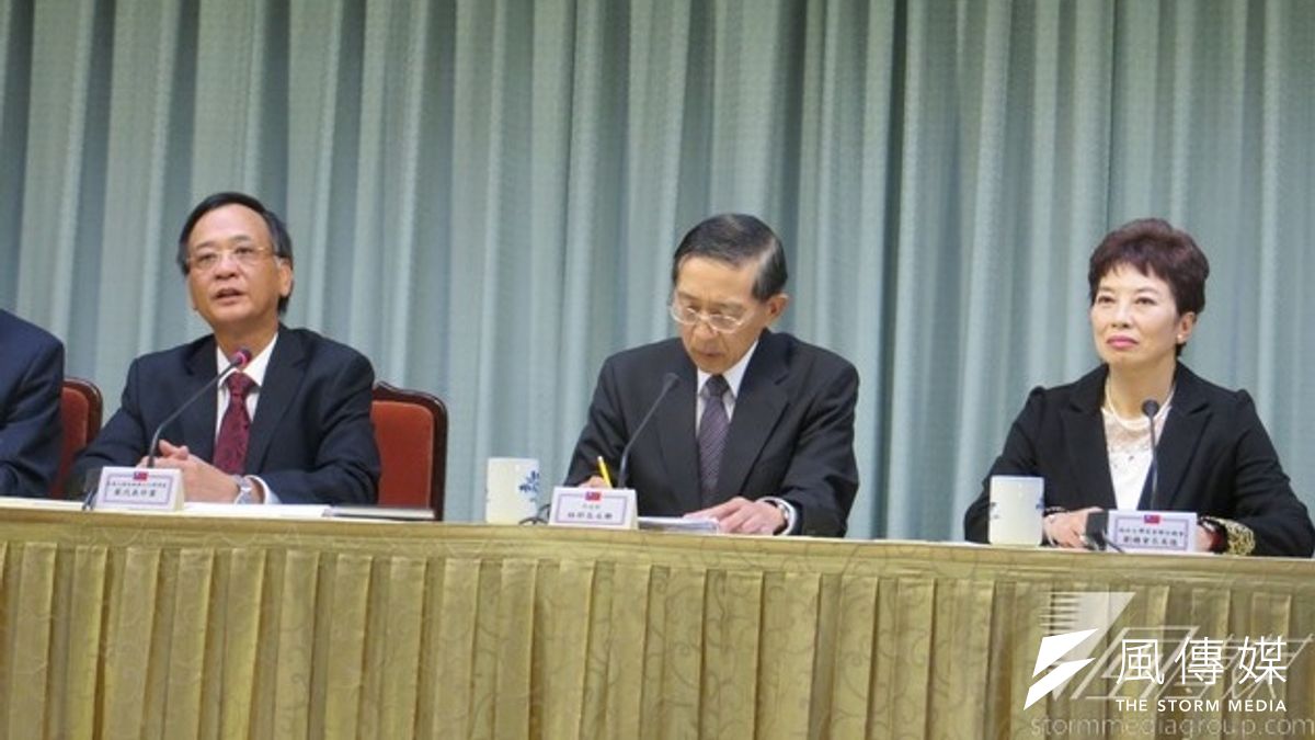 越南駐台代表裴仲雲(由左到右)、外交部長林永樂及越南台商會長劉美德16日舉行記者會。(仇佩芬攝) 越南駐台代表裴仲雲(由左到右)、外交部長林永樂及越南台商會長劉美德16日舉行記者會。(仇佩芬攝)