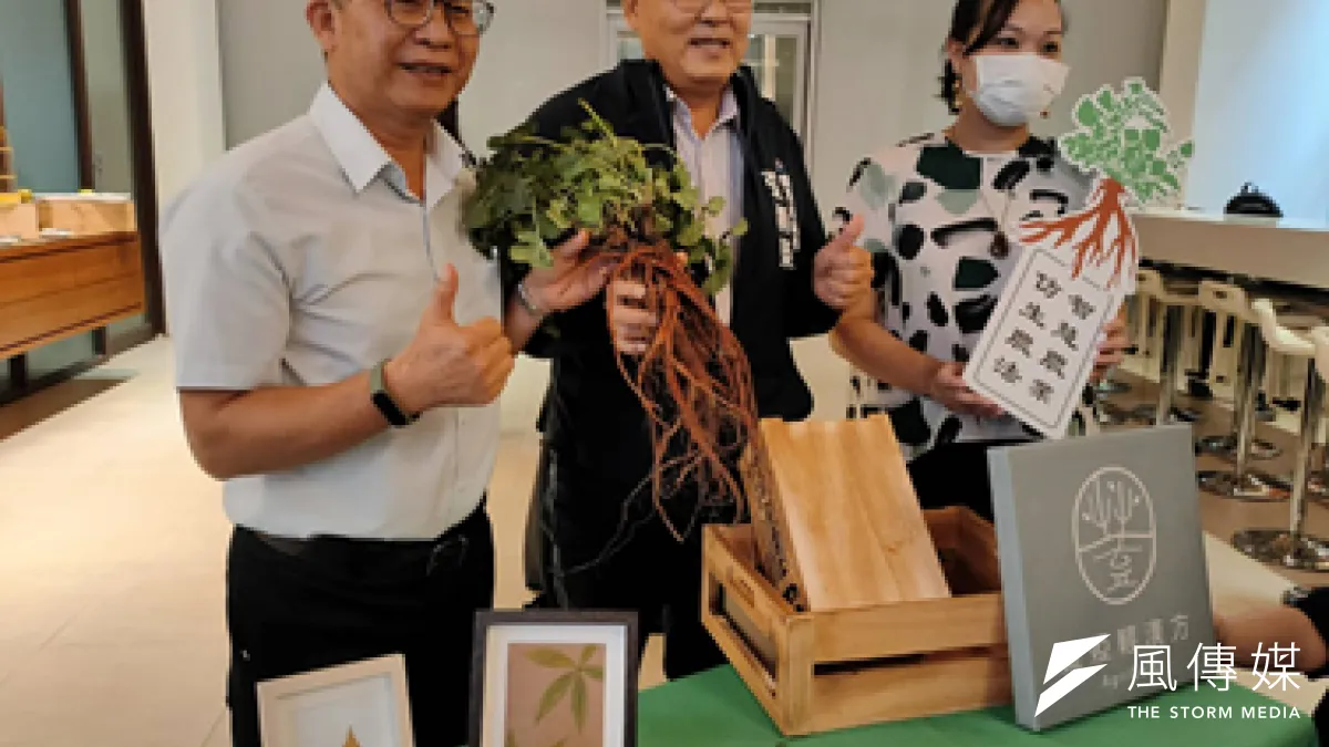 農糧署副署長姚志旺(左起)、高雄市農業局長張清榮、蓋婭親漢方執行長林盈合影。(圖/徐炳文攝)