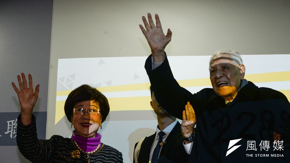 喜樂島聯盟籌組記者會,前總統李登輝與前副總統呂秀蓮一同像民眾揮手。(資料照,甘岱民攝) 喜樂島聯盟籌組記者會,前總統李登輝與前副總統呂秀蓮一同像民眾揮手。(資料照,甘岱民攝)