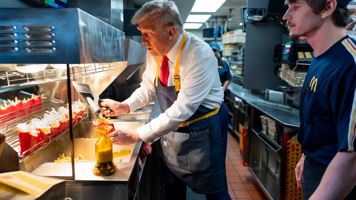 2024年10月20日,共和黨總統候選人川普在麥當勞炸起薯條。(美聯社) 2024年10月20日,共和黨總統候選人川普在麥當勞炸起薯條。(美聯社)