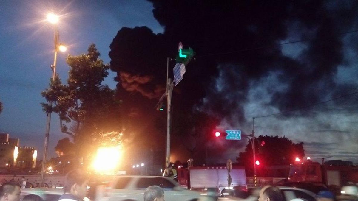 桃園市今(17)日發生嚴重的火警,位於中壢區的豐泰輪胎廠因不明原因起火,除了火勢猛烈之外,大量黑煙也散布在天空。(取自我是中壢人臉書) 桃園市今(17)日發生嚴重的火警,位於中壢區的豐泰輪胎廠因不明原因起火,除了火勢猛烈之外,大量黑煙也散布在天空。(取自我是中壢人臉書)