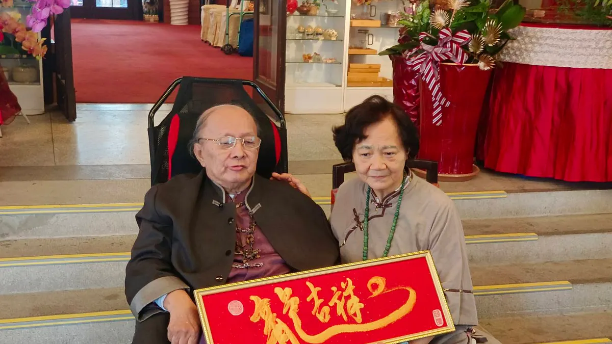 得月樓水漾湖畔藝文綜合休閒廣場,舉辦王誠一大師書法展,其獨創的韻律書法、橫書縱觀、連綿體、盲毫」創作風格,歡迎喜愛書法藝術同好前來觀賞。(圖/業者提供) 得月樓水漾湖畔藝文綜合休閒廣場,舉辦王誠一大師書法展,其獨創的韻律書法、橫書縱觀、連綿體、盲毫」創作風格,歡迎喜愛書法藝術同好前來觀賞。(圖/業者提供)