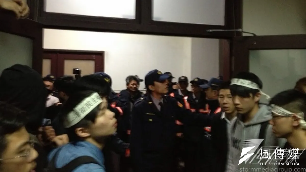 進攻行政院的行動現場完全沒有指揮者,幾乎完全是失控的狀態,這是學運以來最嚴重脫序的行為。(姚惠珍攝)