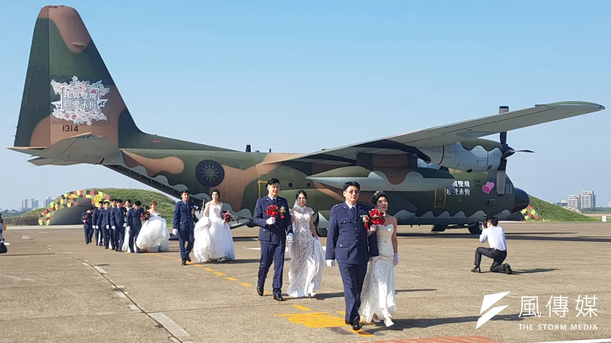 70對新人搭乘C130禮機,抵達空軍新竹基地婚禮會場。(圖/方詠騰攝)