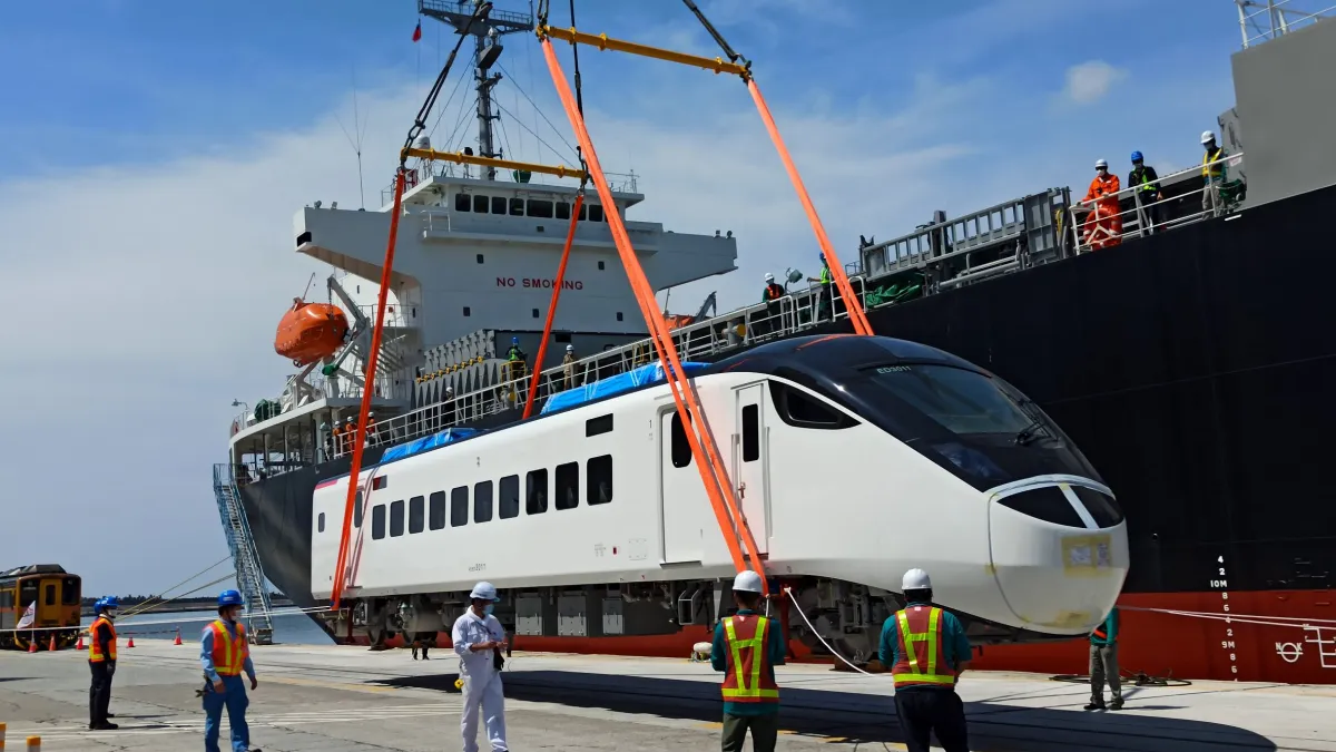 EMU3000新型城際列車30日正式抵台,並進行卸船。(台鐵局提供)