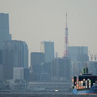 2025年4月9日、高層ビル群の間から姿を現した東京タワーと、東京貨物ターミナルを離れるコンテナ船。(写真/AP通信) 2025年4月9日、高層ビル群の間から姿を現した東京タワーと、東京貨物ターミナルを離れるコンテナ船。(写真/AP通信)