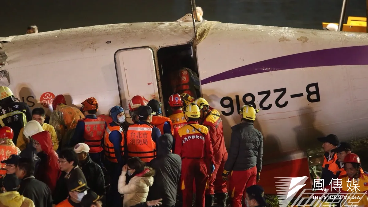 救難人員晚間針對失事的復興航空進行搜索。(楊子磊攝)