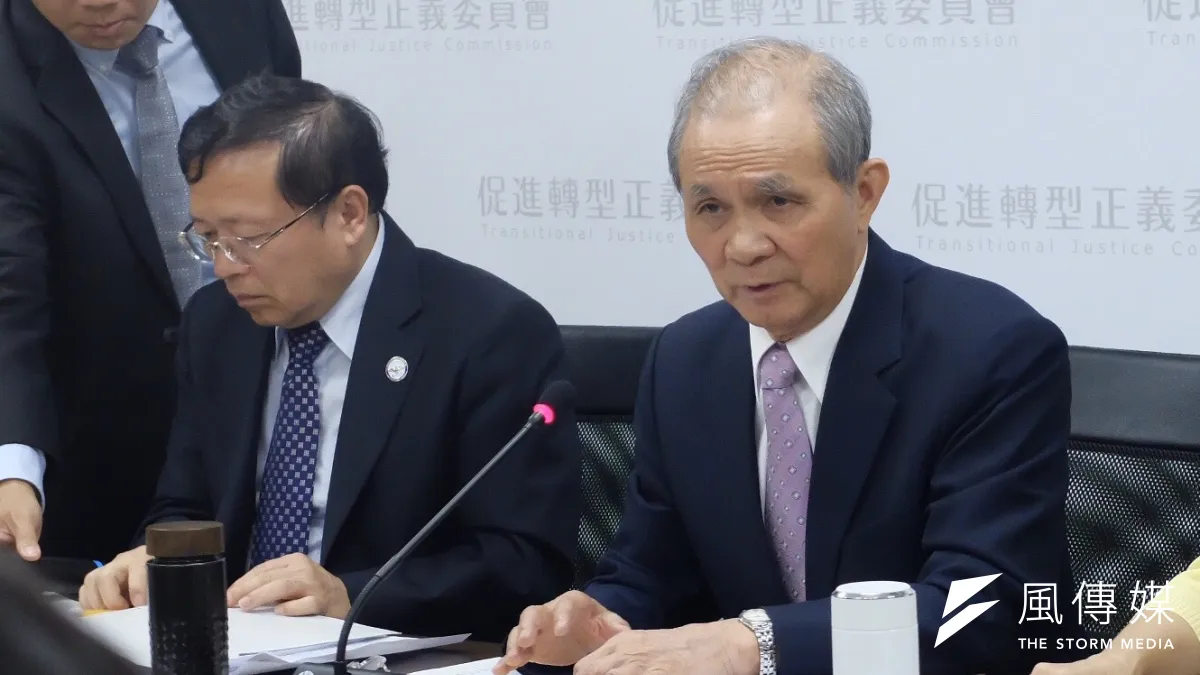 促轉會副主委張天欽(左)被揭發以轉型正義為選戰武器而請辭,主委黃煌雄(右)為此致歉。(謝孟穎攝)