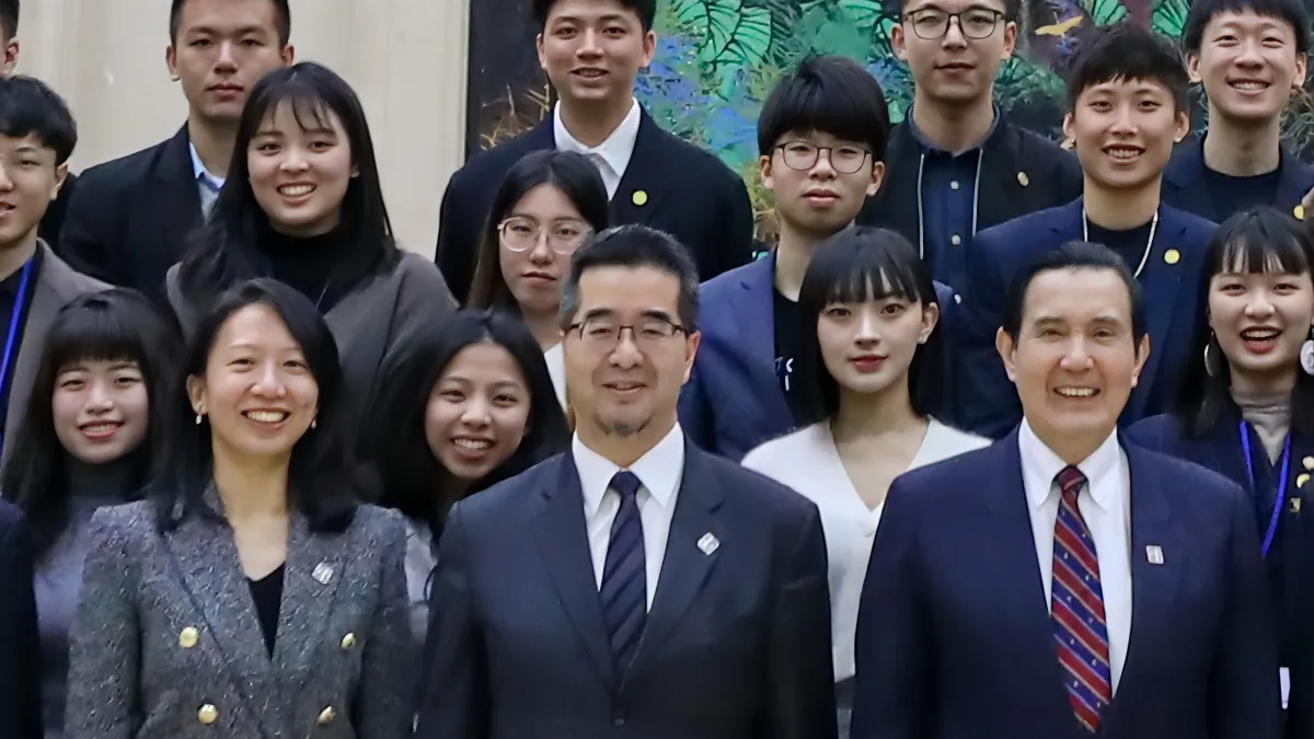 馬英九基金會爆發鬥爭,作家張若彤揭前執行長王光慈(前左)下令基金會,不讓馬英九(右)出席馬習會十周年活動。(資料照,馬英九辦公室提供)