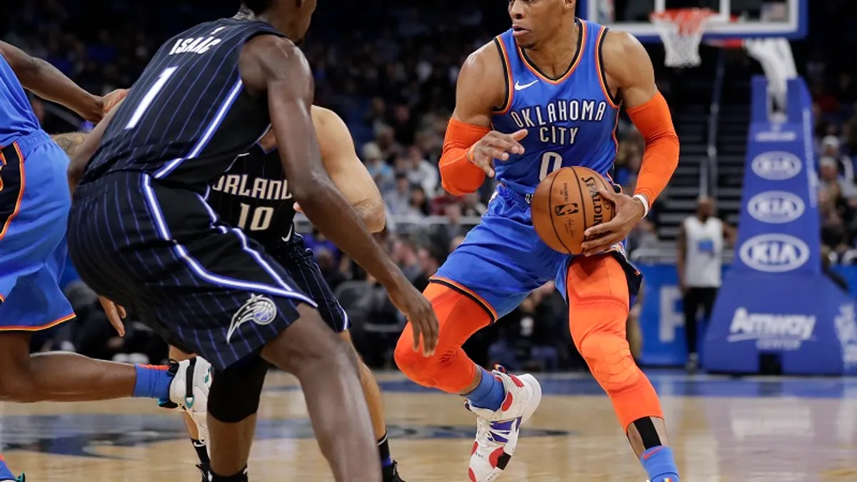 威斯布魯克(右)取得個人對陣魔術的第6個「大三元」數據。(美聯社)