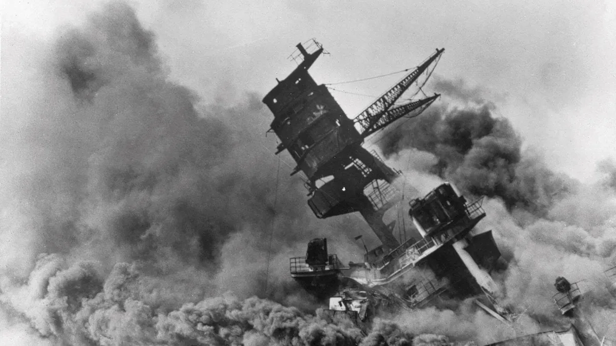 日軍在1941年攻擊美軍珍珠港。圖為美國海軍「亞利桑納號」遇襲受重創。(資料照,美聯社)