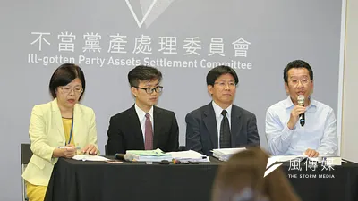 20161104-高等法院原裁定國民黨可動支款項,如今黨產會一聲令下,台銀以此為由,不讓國民黨對領支票。左一施錦芳、右一顧立雄。(陳明仁攝)