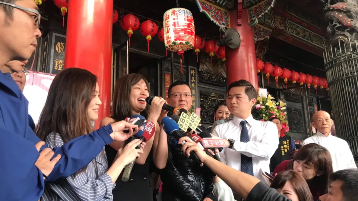 前國民黨立委孫大千今(29)日在台北市大同區覺修宮,宣布參選大同士林區立委,他並邀來高雄市長韓國瑜女兒韓冰、立委許淑華等人站台。(孫大千競選辦公室提供)