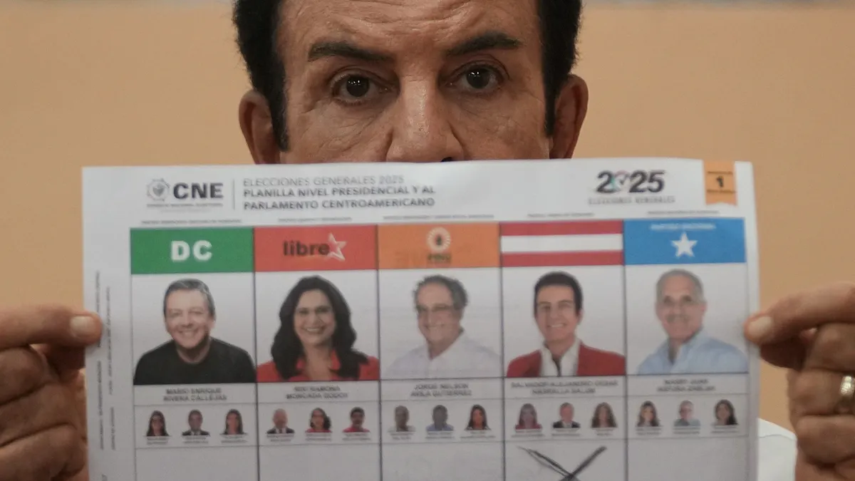 2025年宏都拉斯大選。中間偏右「自由黨」候選人納斯拉亞(Salvador Nasralla)展示劃記完成的選票。(美聯社) 2025年宏都拉斯大選。中間偏右「自由黨」候選人納斯拉亞(Salvador Nasralla)展示劃記完成的選票。(美聯社)