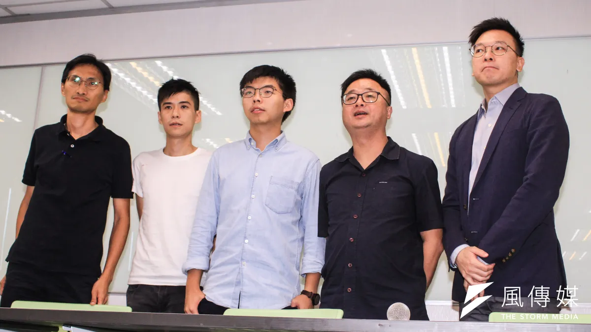 20190903-民進黨秘書長羅文嘉(右二)、副秘書長林飛帆(右一)與香港眾志秘書長黃之鋒(左三)、學聯前副秘書長岑敖暉(左二)、立法會議員朱凱廸(左一)召開記者會。(蔡親傑攝)