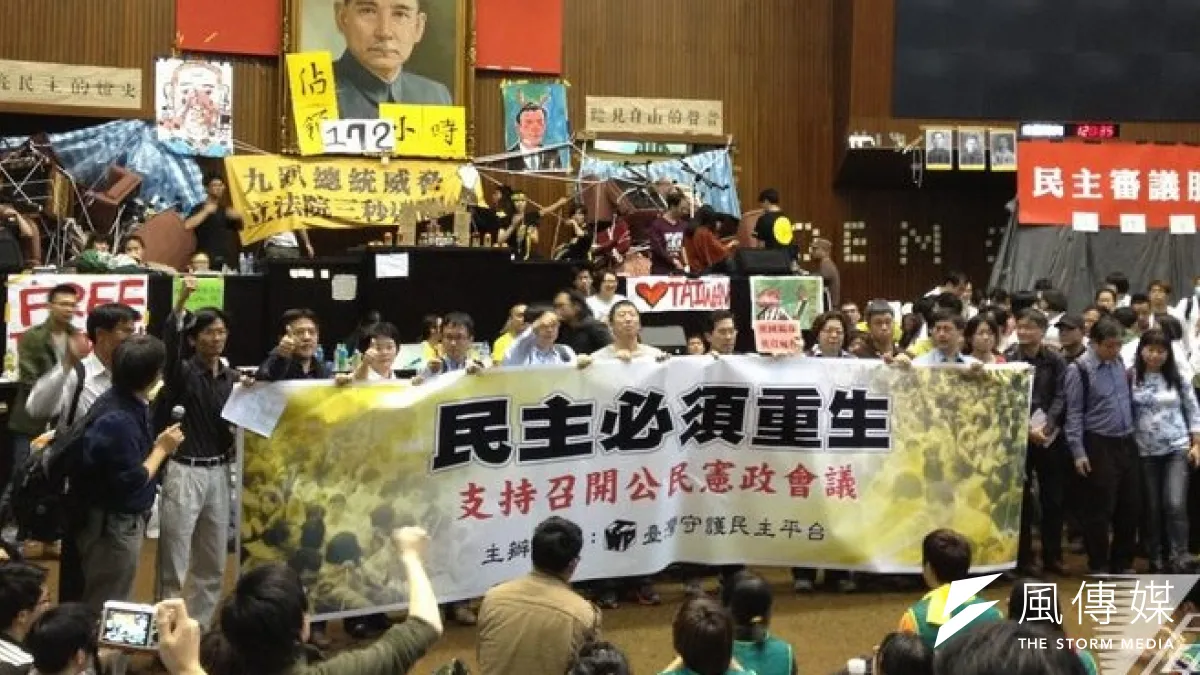 台灣民主平台25日進入立院議場聲援學生。(王立柔攝)