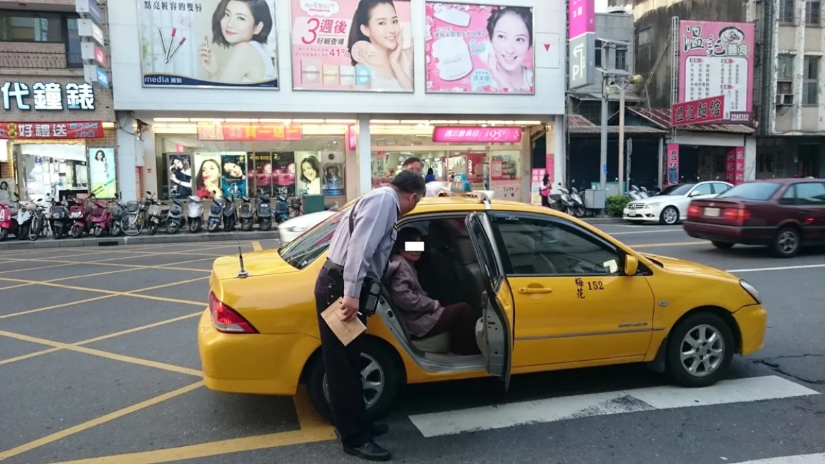 失智老嫗迷途 暖警自掏腰包叫車助返家