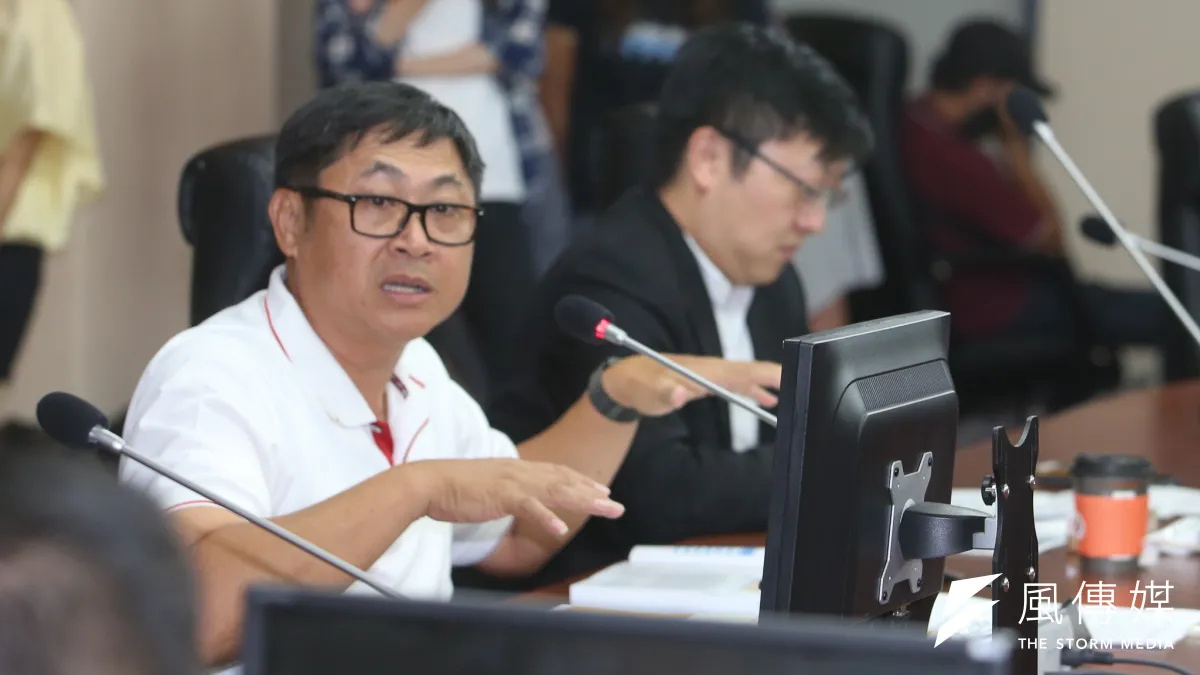 20180806-台北市長柯文哲率副市長鄧家基、林欽榮及局處首長,向台聯黨籍議員陳建銘(左 )、民國黨籍議員徐世勳(右)說明市府重大政策、總預算及優先法案。(陳明仁攝)