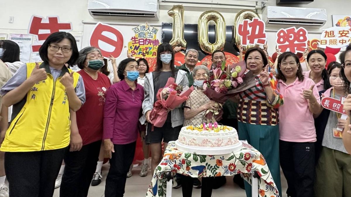 傳遞溫暖關懷!輔英科大護理科新生陪伴百歲人瑞慶生 體驗高齡照護