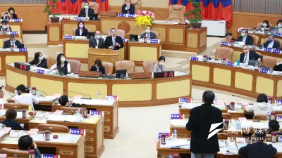 新北市議員何博文16日在議會反應有民眾家中沒有接管卻被強收水費一事,水利局長說明若查清確認誤徵屬實,誤徵部分可由下期水費扣抵。(圖/李梅瑛)