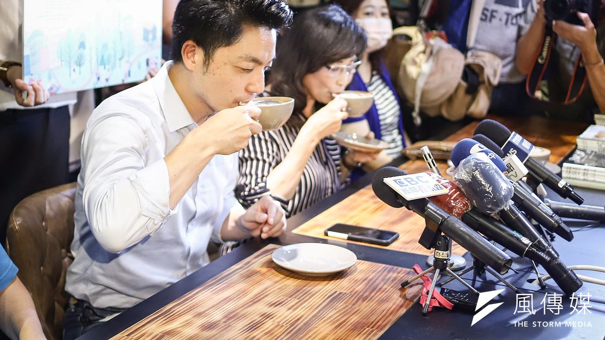 國民黨台北市長參選人蔣萬安28日出席「民生社區媽媽邀蔣萬安,一同喝咖啡、聊是非」活動。(資料照,陳品佑攝) 國民黨台北市長參選人蔣萬安28日出席「民生社區媽媽邀蔣萬安,一同喝咖啡、聊是非」活動。(資料照,陳品佑攝)