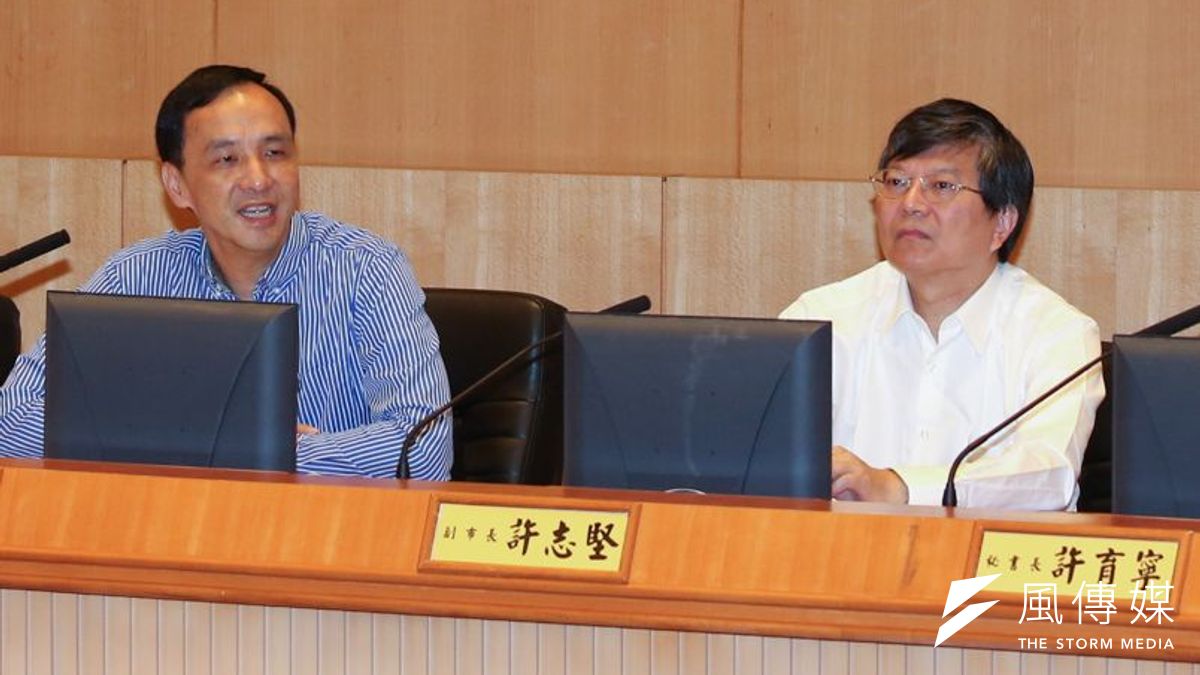 台北地檢署以涉犯重罪、有串證之虞,向法院聲請對新北是前副市長許志堅收押禁見,法官30日裁准。圖為許志堅(右)2014年6月陪同市長朱立倫主持市政會議。(余志偉攝) 台北地檢署以涉犯重罪、有串證之虞,向法院聲請對新北是前副市長許志堅收押禁見,法官30日裁准。圖為許志堅(右)2014年6月陪同市長朱立倫主持市政會議。(余志偉攝)