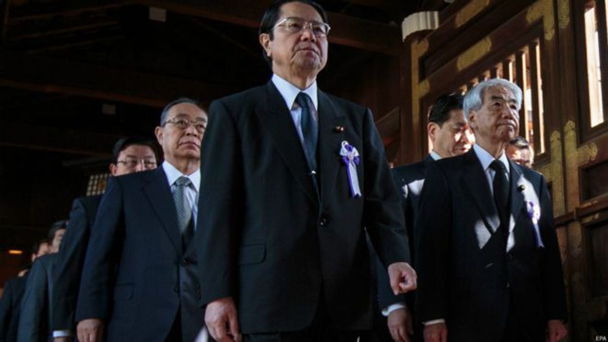 繼日本首相等供奉祭品後,日本國會跨黨派議員團體約90名議員周五(4月22日)集體參拜靖國神社,再遭中韓批評。(BBC中文網) 繼日本首相等供奉祭品後,日本國會跨黨派議員團體約90名議員周五(4月22日)集體參拜靖國神社,再遭中韓批評。(BBC中文網)