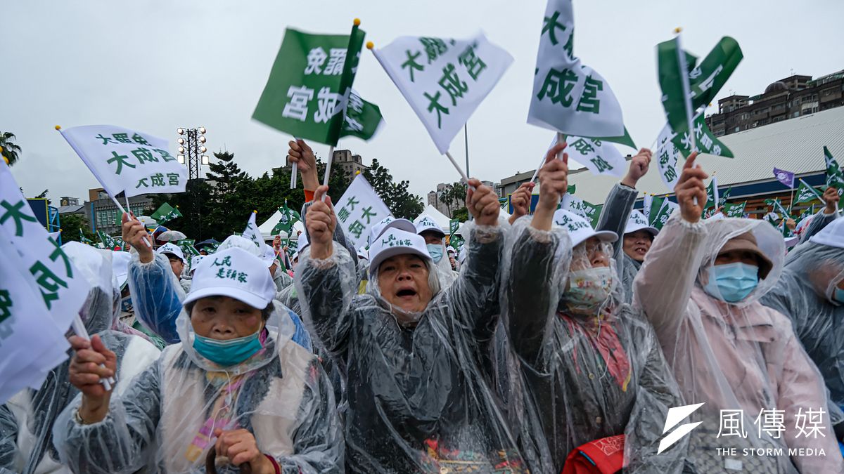 民進黨傾巢而出推動大罷免,圖為現場支持民眾。(劉偉宏攝) 民進黨傾巢而出推動大罷免,圖為現場支持民眾。(劉偉宏攝)