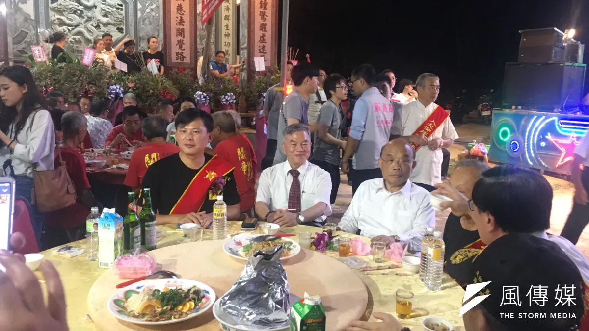 時力立委黃國昌(左1)晚間出席天龍宮平安宴,與民進黨新北市長參選人蘇貞昌(左3)同坐主桌。(周思宇攝)